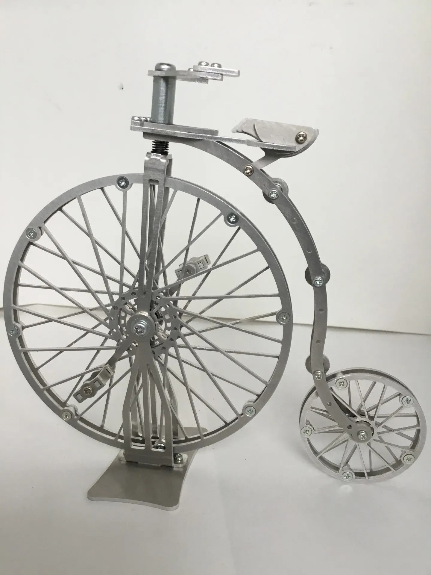精密加工の技術で自転車模型を制作